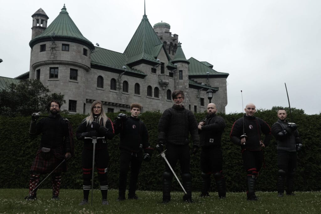 Photo d'une partie de la famille de l'Académie Scrimicie, un club d'escrime historique accueillant pour tous les niveaux